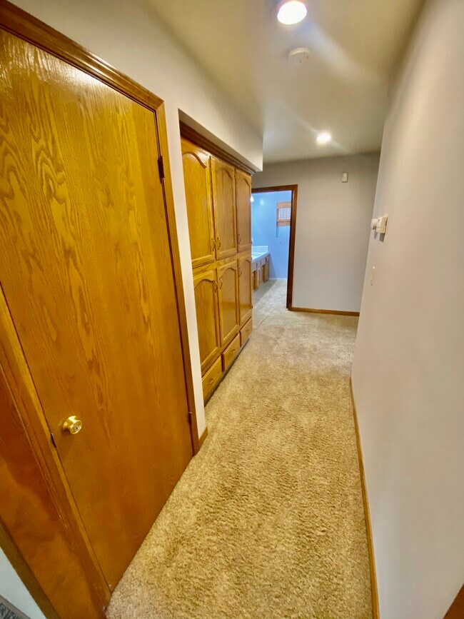 Building Photo - 9915 Tuscarora Dr