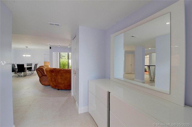 Foto del edificio - 323 Ives Dairy Rd