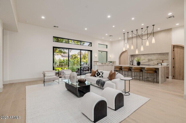 Foto del edificio - 3301 E Elm St