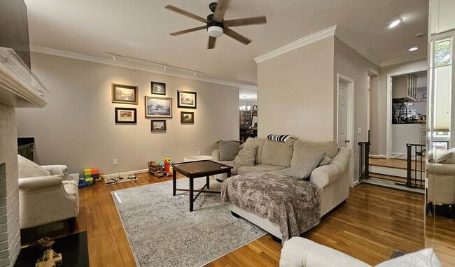 Building Photo - Stunning Townhome In The Heart Of Ghent