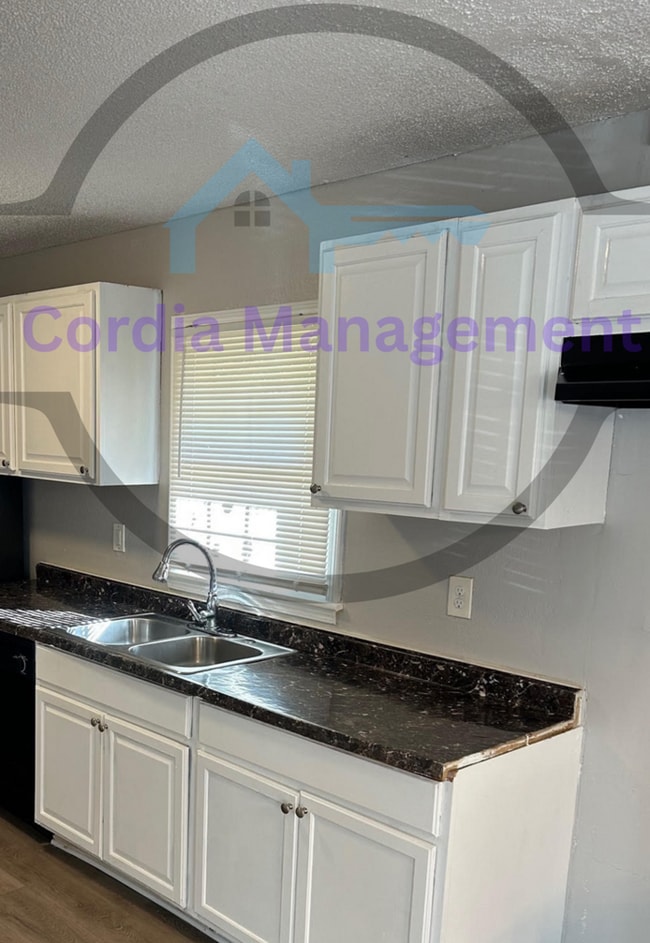 Foto del edificio - Adorable 3BR with Front Porch and Back Dec...