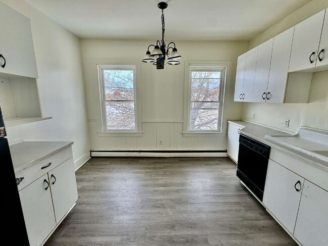 Building Photo - Bright Three Bedroom Apartment with Architectural Charm!