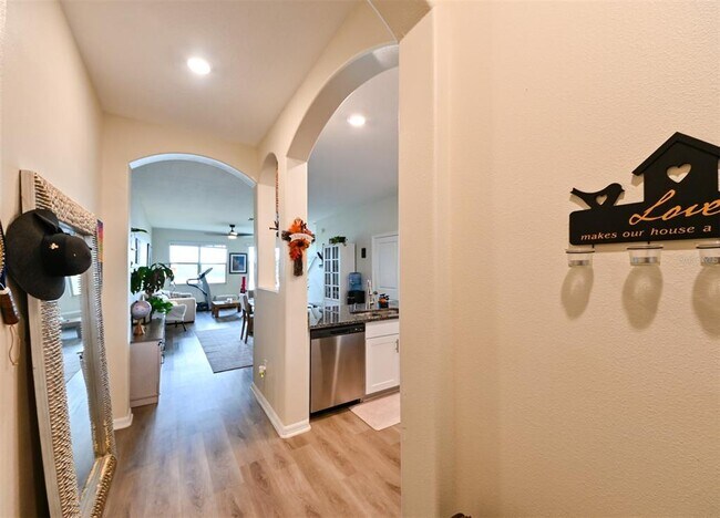 Building Photo - 736 Royal Empress Dr