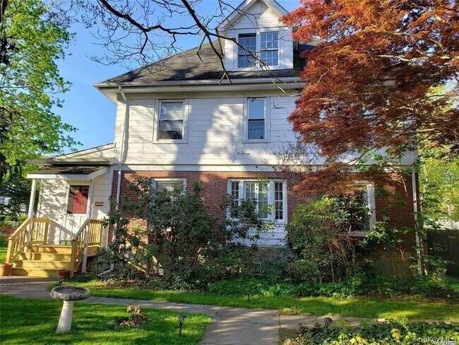 Foto del edificio - 102 Berry Hill Rd