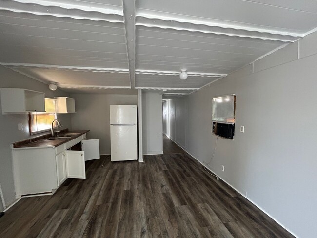 Building Photo - Spacious Mobile Home