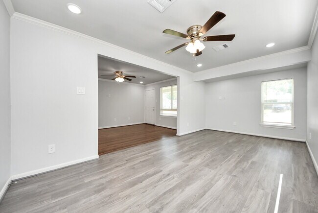 Building Photo - 5003 Enyart St