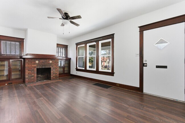 Foto del edificio - 223 Elmhurst Rd