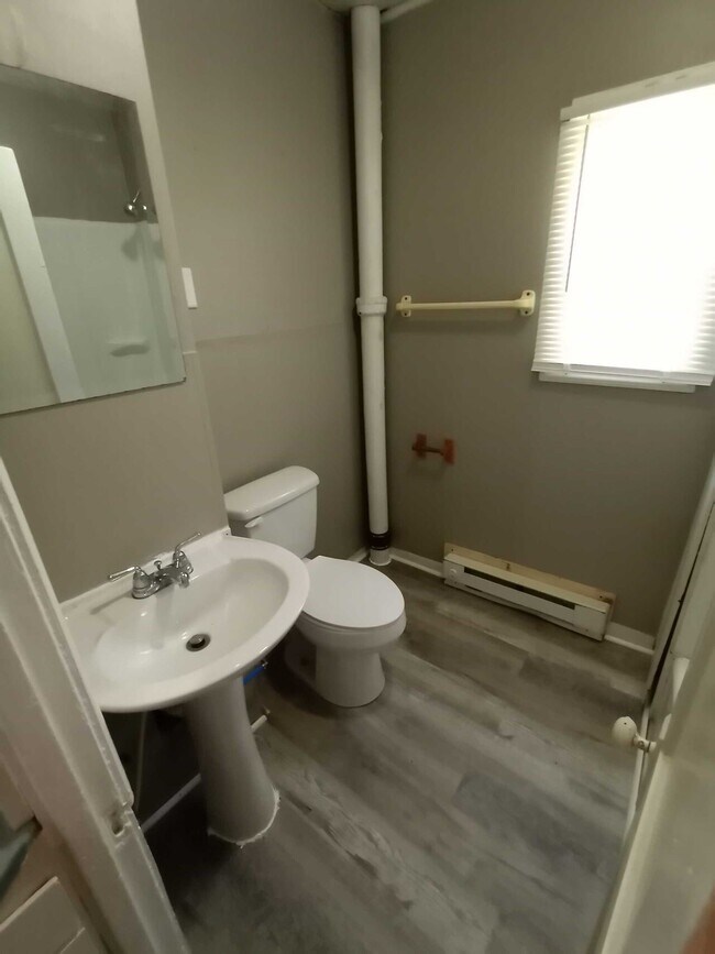 Foto del edificio - 924/926/928 W 5th - RE Integrity