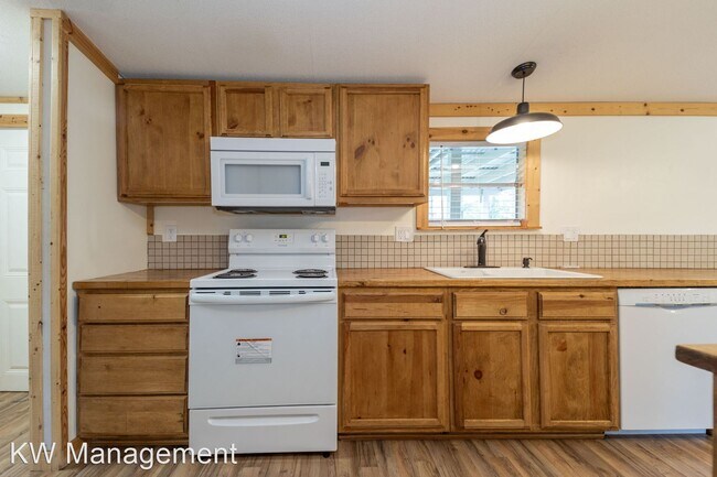 Building Photo - 3 br, 2 bath House - 395 Sandringham Rd.
