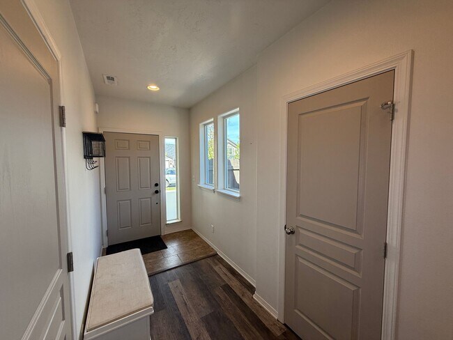 Foto del edificio - CHECK OUT THIS BEAUTIFUL HOME IN MAPLE MEA...