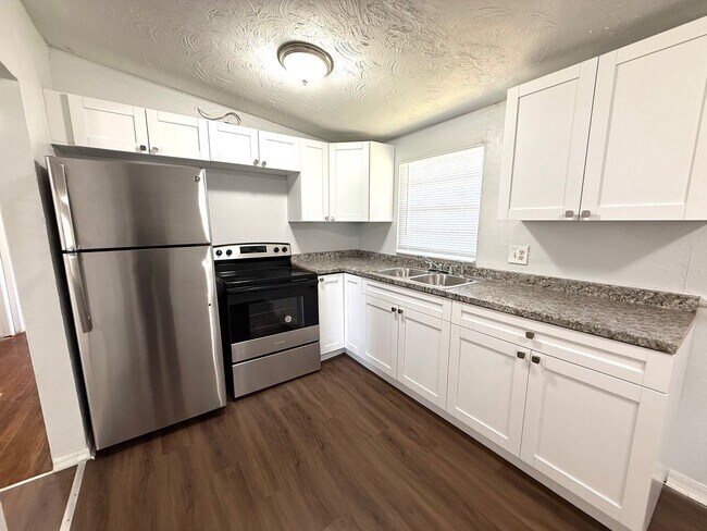 Building Photo - Charming 3-Bedroom, 2-Bath Duplex for Rent...