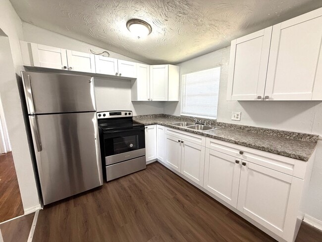 Foto del edificio - Charming 3-Bedroom, 2-Bath Duplex for Rent...