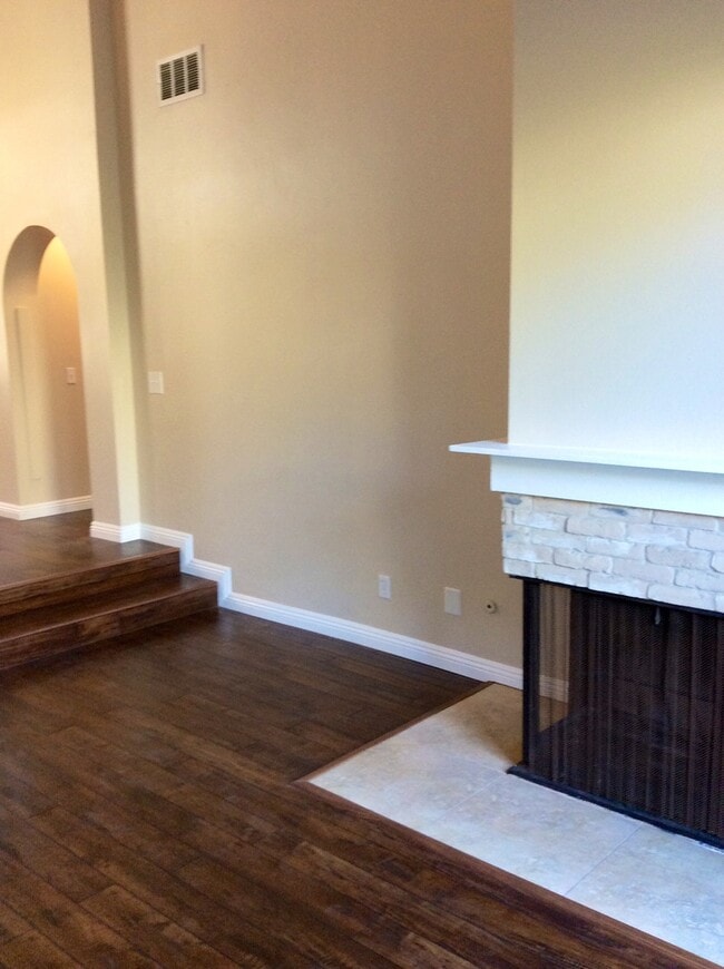 Building Photo - GORGEOUS 2 BEDROOM 1 BATH CONDO