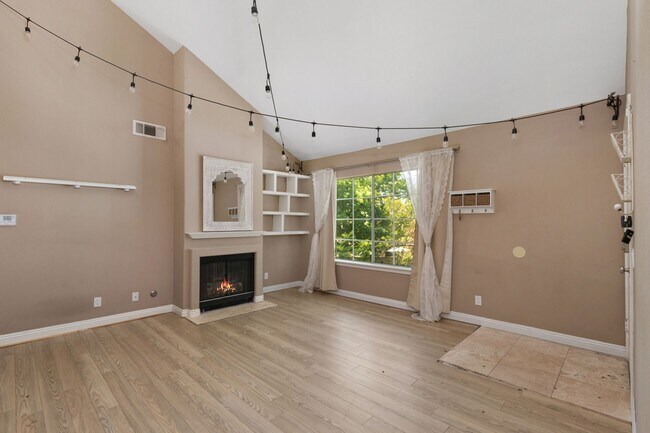 Building Photo - Spacious 2 Bedroom with Loft!