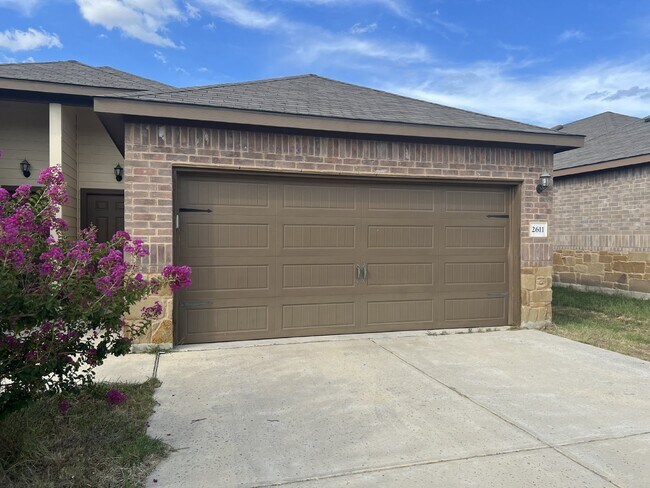 Foto del edificio - Spacious 3BR/2BA Duplex with Private Yard ...