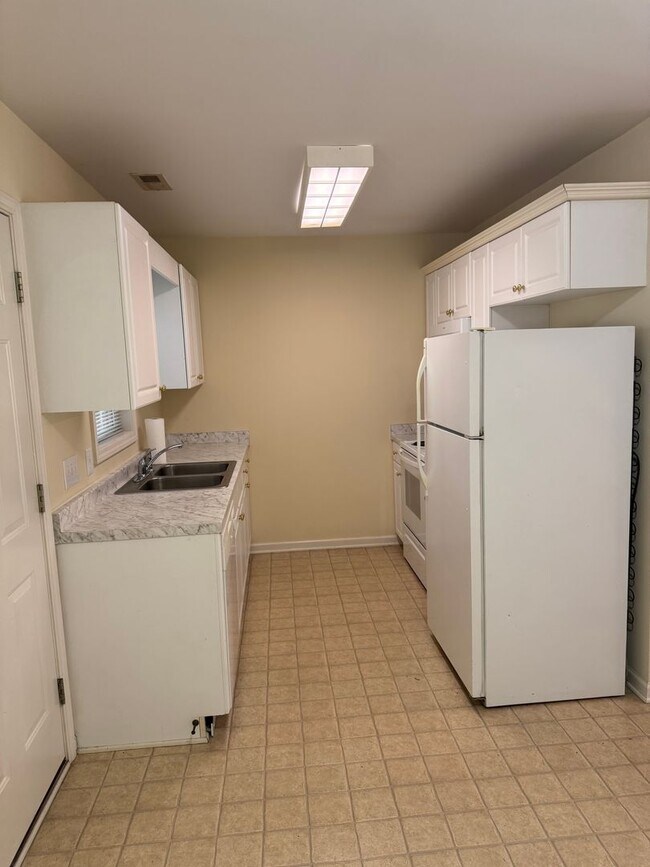 Foto del edificio - $1,150 | 2BR/1.5BA End Unit Townhouse – Sp...