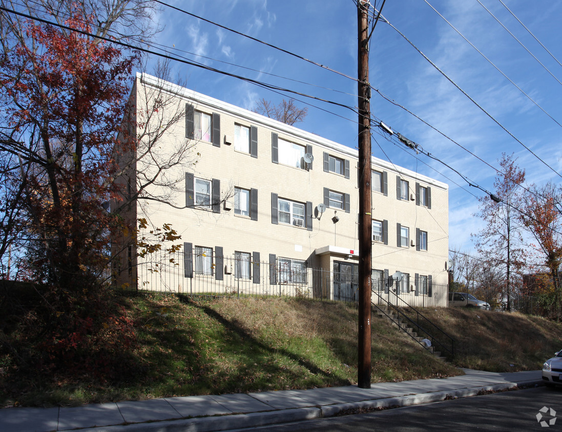 Building Photo - 6006 Eads St NE