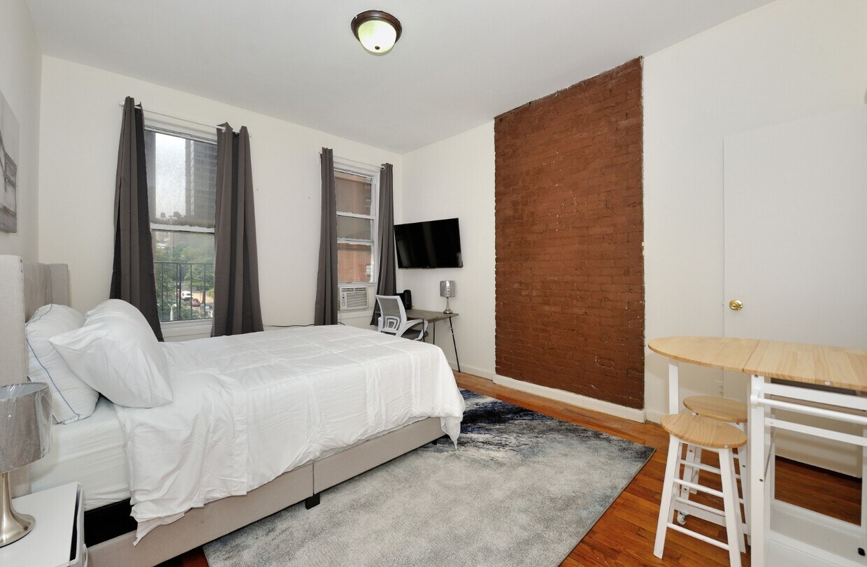 Primary Photo - 300 E 92nd St