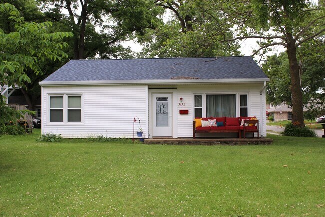Foto del edificio - Home w/Yard & Garage