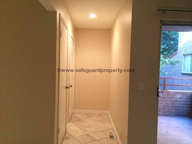 Foto del edificio - Great Condo in the Heart of Holladay