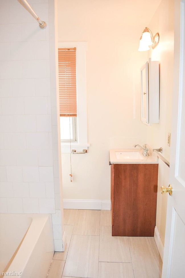 Building Photo - 3 br, 1 bath Apartment - Walnut on Wightman