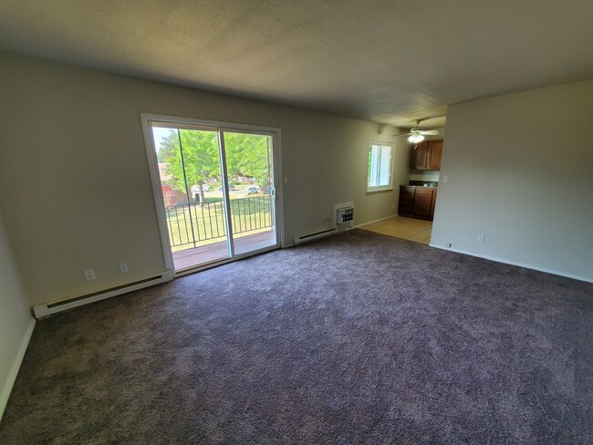 Building Photo - 1371 Monomoy St