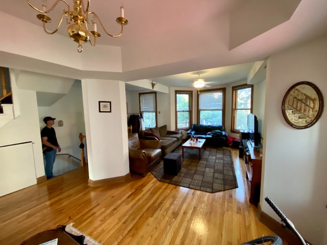 Photo - 3040 N Racine Ave (Chicago, IL) Apartment