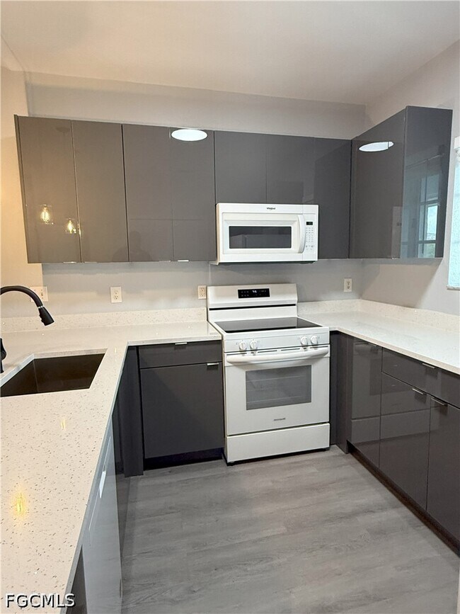 Foto del edificio - 8424 Bernwood Cove Loop