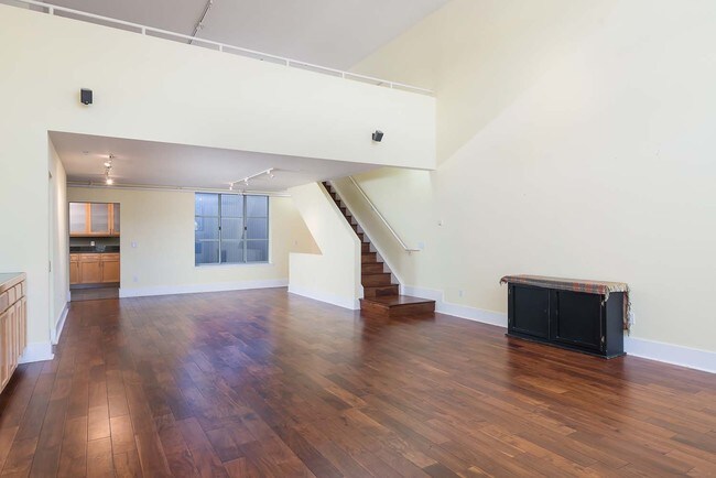 Foto del edificio - Gorgeous and Spacious Tri-Level Loft in SOMA