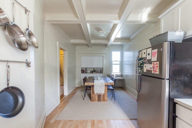 Building Photo - MOVE IN SPECIAL - 242 Divisadero #6