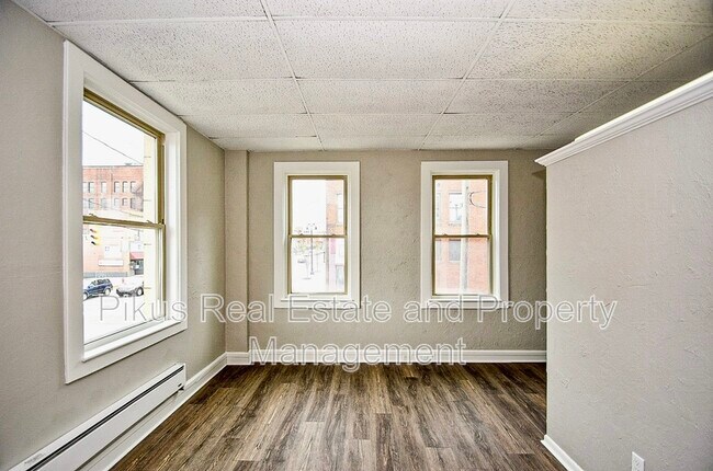 Building Photo - 111 Lincoln Way W Apt 1