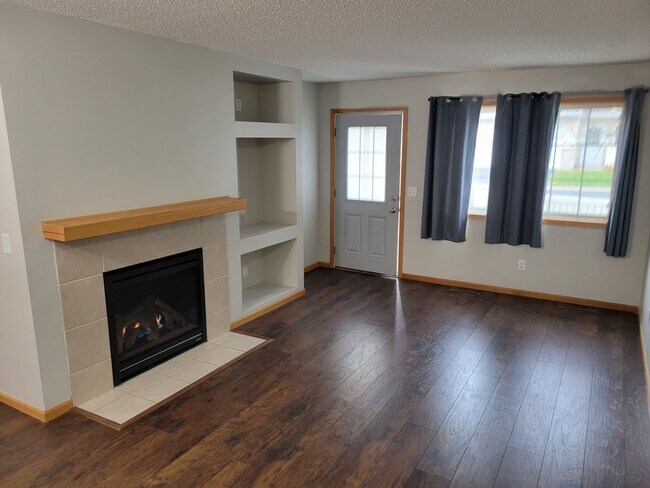 Building Photo - Middle Unit Townhouse