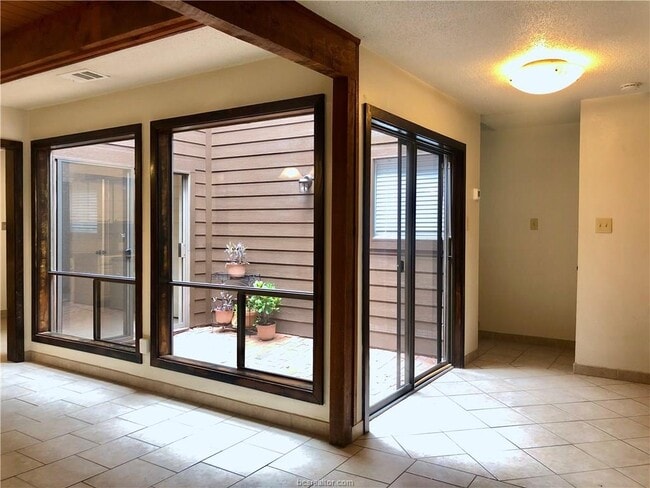 Building Photo - 1536 Wolf Run