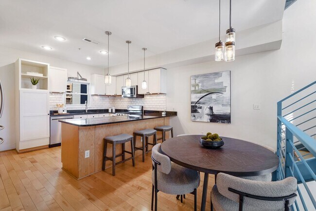 Foto del edificio - Available Now! Updated 2 Bedroom 2 1/2 Bathroom Condo! Parking Included!