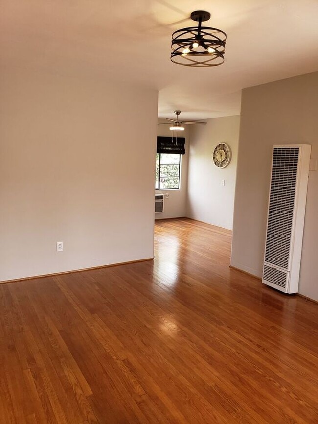 Building Photo - Vintage 1 Bedroom in Kensington with priva...