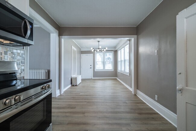 Building Photo - 5 Bedroom 2.5 Bath Midtown Home