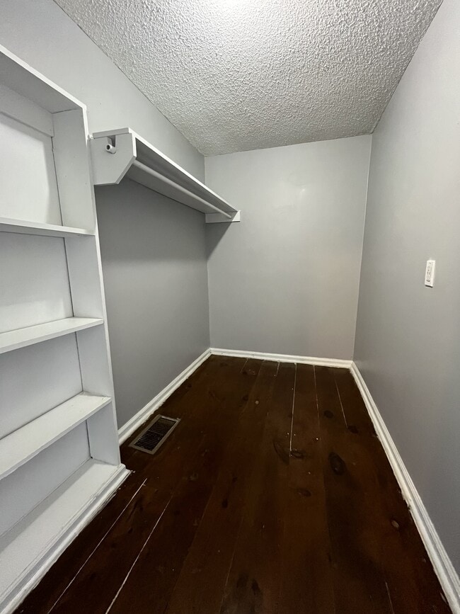 Building Photo - 124 Tuxedo Dr