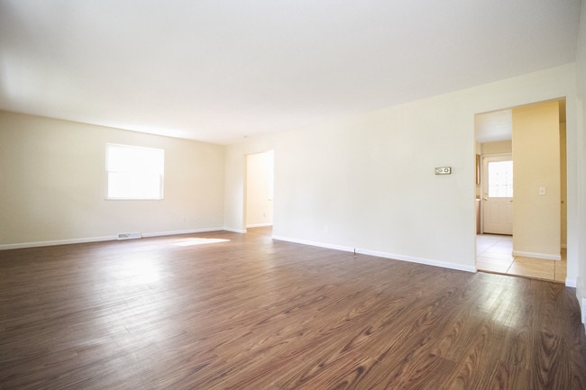 Building Photo - 319 Torrington Dr