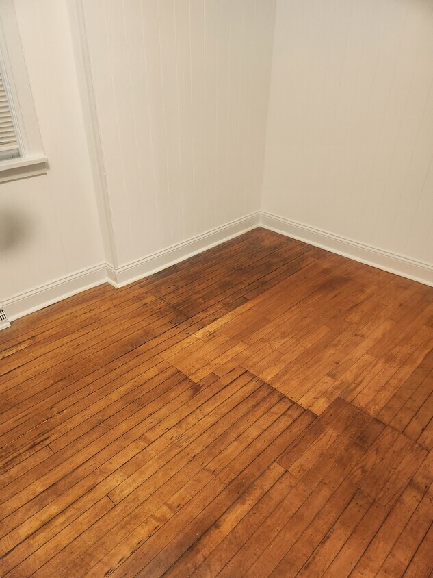 Dormitorio con pintura nueva y pisos renovados. - 238 N Lockwood Ave