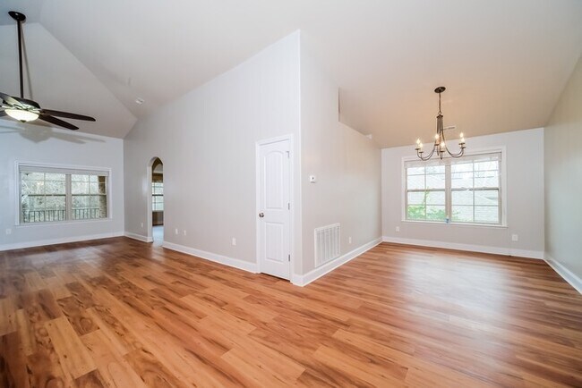 Building Photo - Immaculate 4 Bedroom Home!