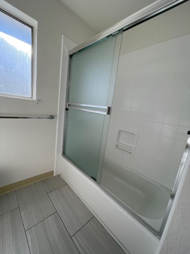 Building Photo - 5068 Glentree Dr