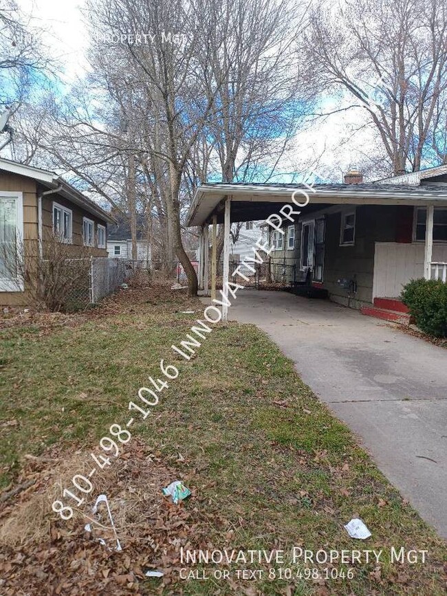 Building Photo - 3 Bedroom, Car port and covered porch!