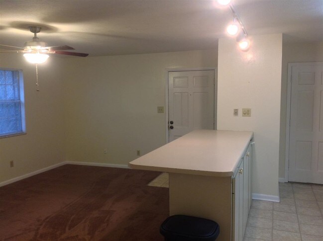 Building Photo - 2203 W Pensacola St