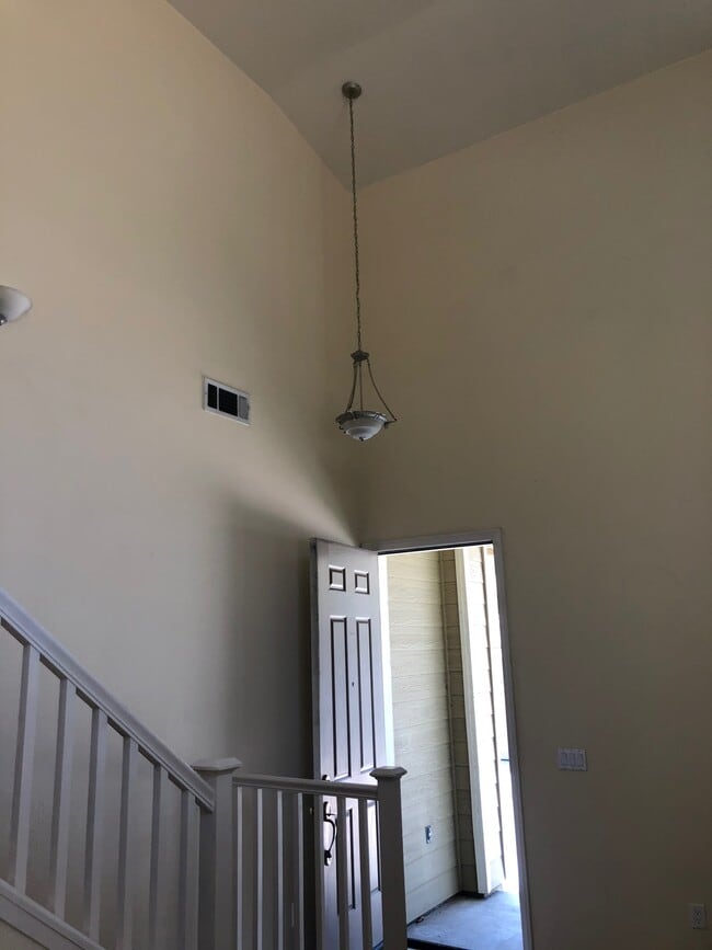 Building Photo - 460 Middlebury Ct
