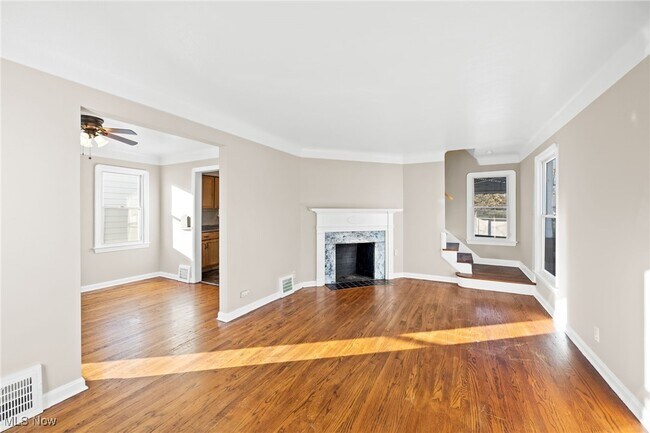 Building Photo - 304 E 248th St