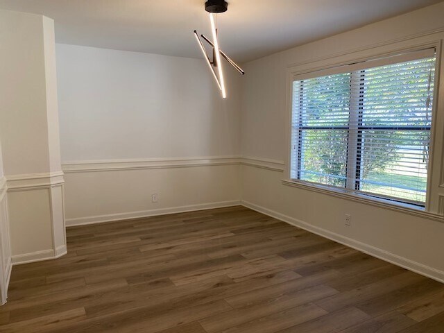 Building Photo - Modern update minutes from Apple and short...