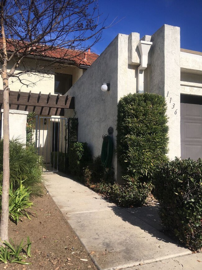Building Photo - 2 Bed/2.5 Bath Sunset Hills Townhome