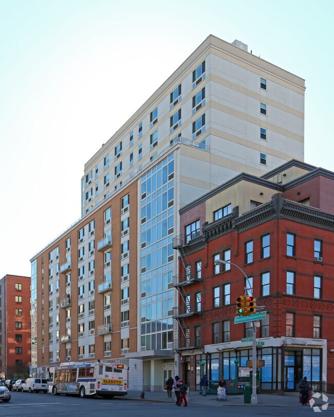 Building Photo - Livmor Condominium