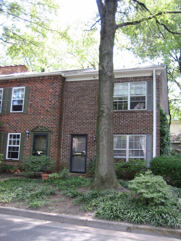 end unit townhome - 542 Peabody Sq