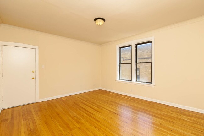 Building Photo - 1022 E Hyde Park Blvd
